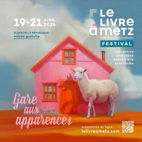 Affiche de l'événement le livre à Metz 2024 : « Gare aux apparences » ciel bleu avec une maison rose sur un terrain orange avec un mouton blanc au premier plan qui projette une ombre de grand méchant loup sur la façade de la maison