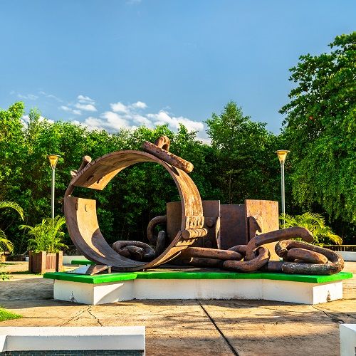 collier d'esclave et chaînes brisées, le mémorial de l'esclavage en Guyane à Cayenne, Boulevard Nelson Mandela, en hommage aux victimes de la traite transatlantique et de l'esclavage.