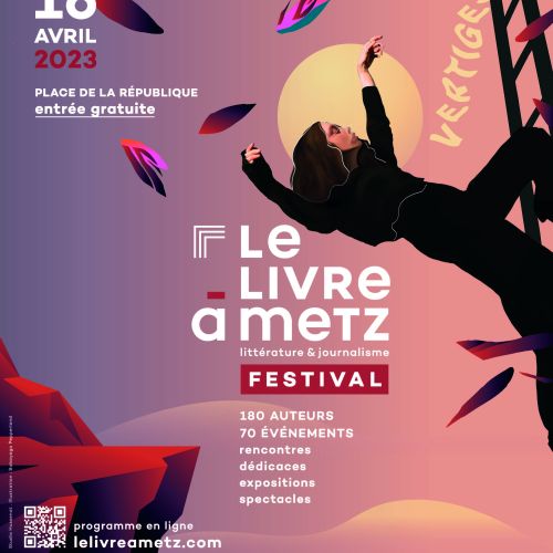 Affiche du Livre à Metz. Tons mauve dégardé rose avec une femme en noir qui monte sur une echelle mains en l'air. Sur l'échelle on y voit l'inscription « Vertige »