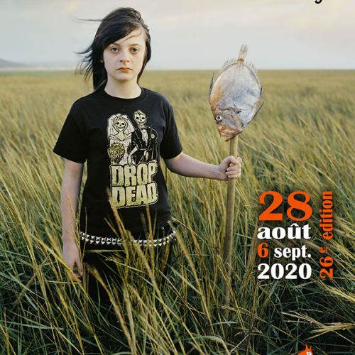 Affiche du film du festival de Nancy. Un garçon habillé de noir, ceinture à clous, tient dans sa main un bâton de pèche avec un poisson au bout. 