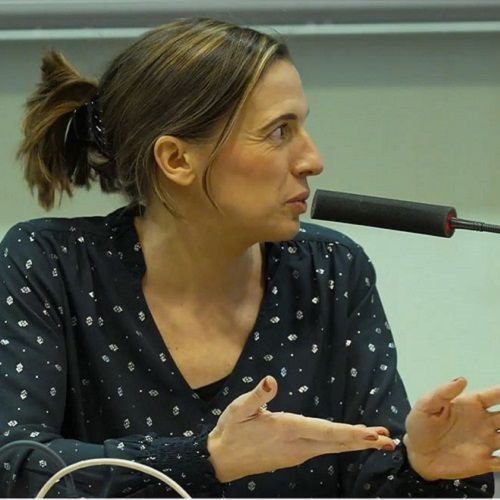 Photo d'Anne Cordier parlant au micro