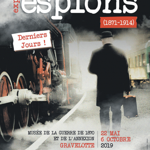 Affiche représentant un homme de dos avec une valise sur le quai d'une gare et une locomotive à vapeur