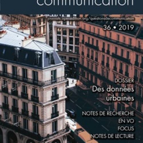 Photographie d'immeubles parisiens et fond bleu marine