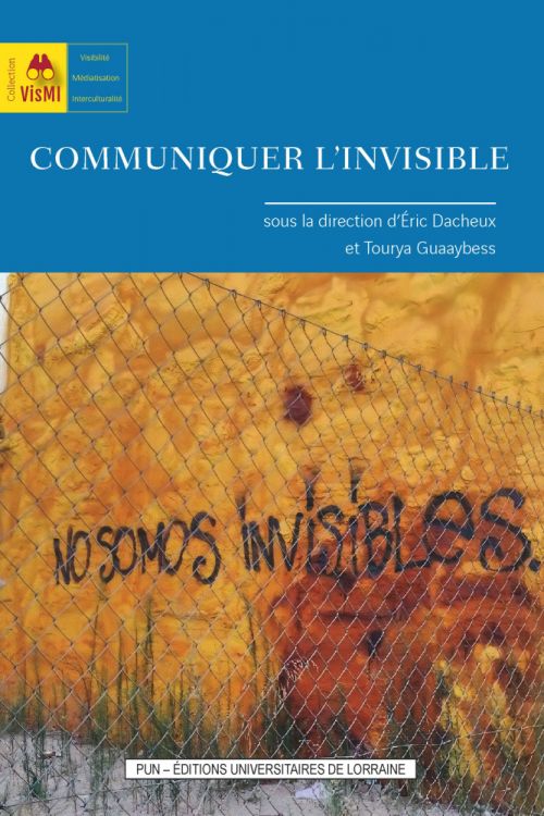 En tête bleue avec titre en blanc. En dessous image d'un mur en bois avec un tag "No sommes invisibles" noir et un grillage devant