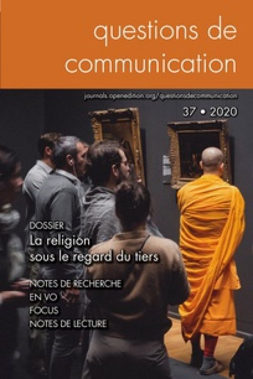 Haut de la couverture orange. Ensuite une photographie du Dalaï-lama contemplant une ouvre d'art dans un musée. Plusieurs personnes sont derrière lui et le regardent