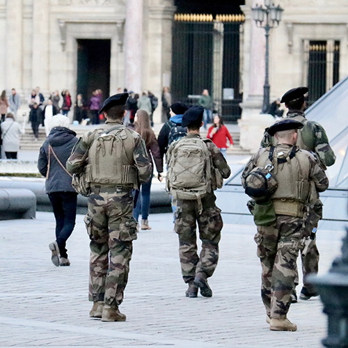 Soldats dans une ville