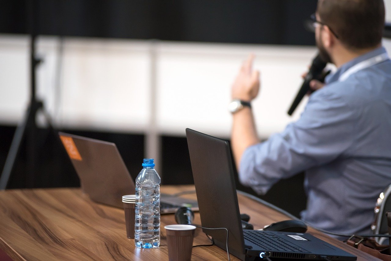 Conférencier au micro