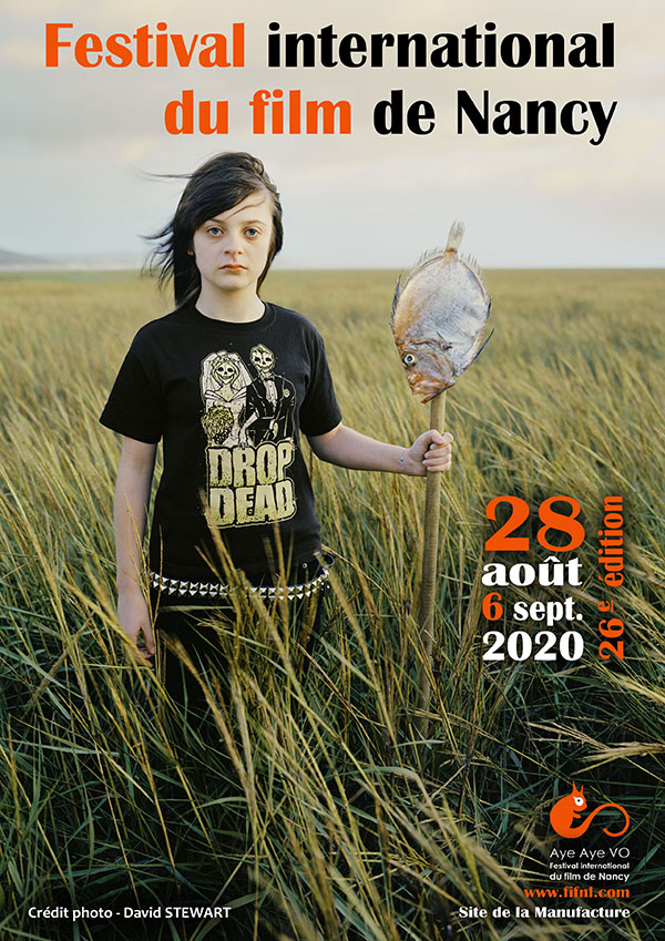 Affiche du film du festival de Nancy. Un garçon habillé de noir, ceinture à clous, tient dans sa main un bâton de pèche avec un poisson au bout.